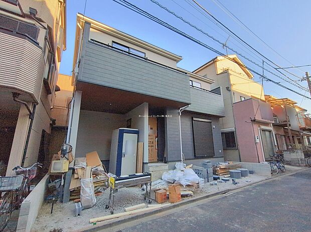 周辺は交通量の少ない生活道路なので小さなお子様がいても安心です！交通量が少ない住宅街なので雨の日でも車の走行音も気になりません。