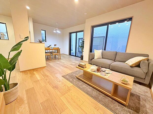≪Living room≫
暖かな雰囲気のＬＤＫはご家族が自然と集まる穏やかな暮らしがイメージできますね。明るいリビングで家族団らんの時間を楽しみましょう！！