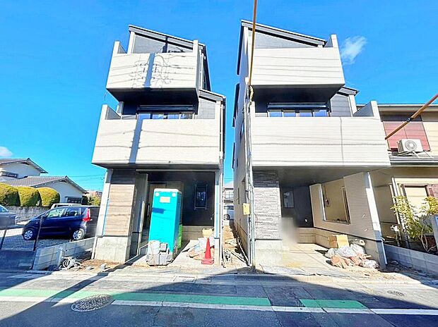 ≪Car space≫
コンクリート仕上げのカースペースなら雨の日も足元を気にせず外出できます。
ビルトインガレージの車庫は雨からお気に入りのお車を守ってくれます♪