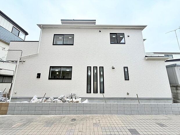 街並みにやさしく溶け込む外観と、変わらない安心感。言葉や写真では伝えきれない魅力を、ぜひ現地でお確かめください。