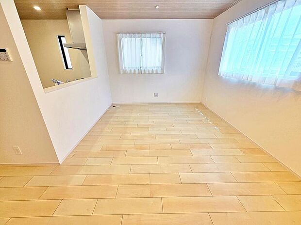≪Living room≫
広々とした開放感あふれるリビングです。ゆったり寛げる充分な広さがございますので、ご家族でインテリアのレイアウトを考えるのも楽しみになりそうです☆