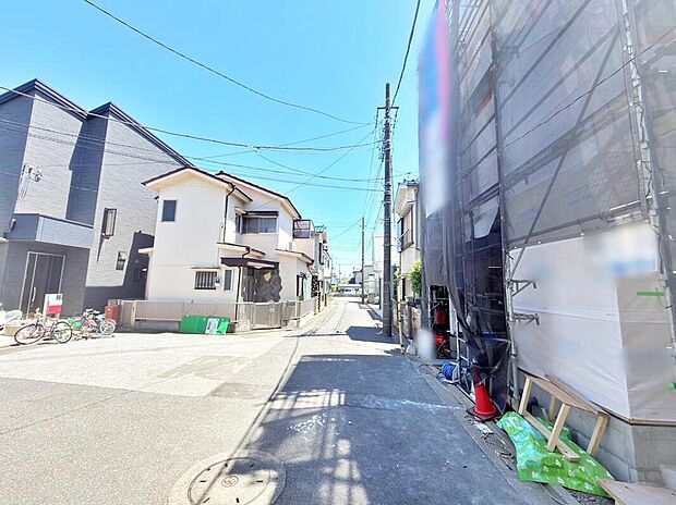 ≪見学予約可能!≫前面道路幅は4Mですが、その向かいにスペースが設けられているので、陽当たり良好!お車の駐車も安心です♪