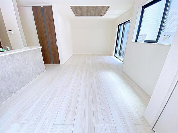 ≪Living room≫
ホームパーティに招きたくなる自慢の広々LDK☆
折り上げ天井採用で解放感をプラス♪