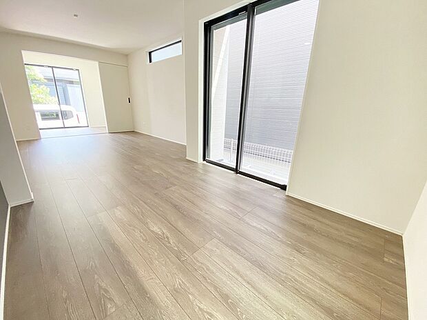 ≪Living room≫
大きな窓のあるリビングは、陽光あふれる明るい空間です。居心地良く、ご家族皆がゆったり寛げる憩いの空間となりそうです。