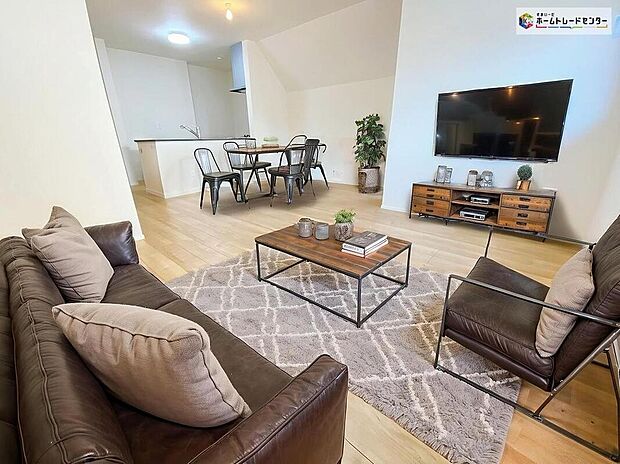 ≪Living room≫
ホームパーティに招きたくなる自慢の広々LDK。伸びやかな子育てや、にぎやかなふれあいの日々をお楽しみください。
※家具をCGで加工しています。家具付き販売ではございません。