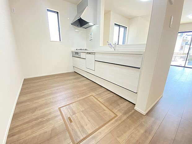 【キッチン】≪Kitchen≫
日々のお料理のしやすさはもちろん、お子様と一緒に並んで料理も楽しめちゃう広々キッチン♪ご飯のおいしい香りにひかれて家族との会話も弾みます！！