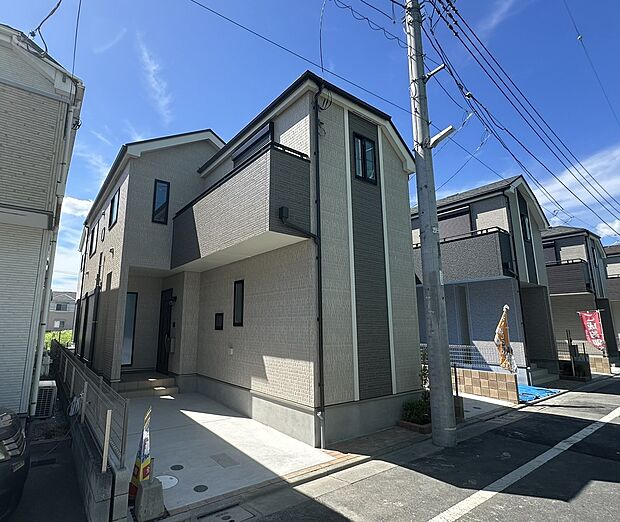 【現地外観写真】≪豊かな気持ちで暮らせる環境が整っています！≫
前道が6ｍあるので、車庫入れが苦手な方でも安心して入れられます。
分譲地内に道路を通しており、ここで分譲地のコミュニティーができますね☆