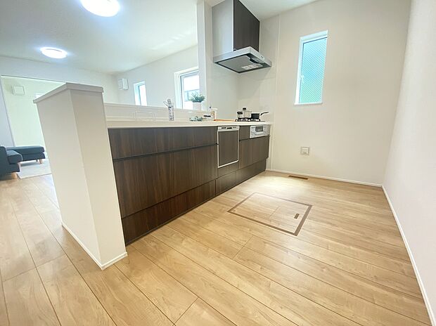 【キッチン】≪Kitchen≫
ママさんに人気のある対面式キッチン♪お料理をしながら「今日どんなことがあったの？」も楽しみの一つです♪