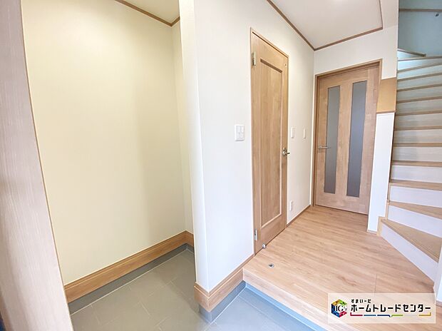 【玄関】≪Shoes in closet≫
玄関横にシーズンオフの履物やゴルフバッグ、傘などが効率よく収納でき、いつでもすっきりお客様をお迎えできます。