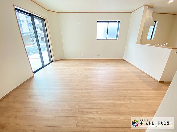 【リビング】≪Living room≫
暖かな雰囲気のＬＤＫはご家族が自然と集まる穏やかな暮らしがイメージできますね。明るいリビングで家族団らんの時間を楽しみましょう！！