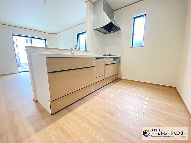 【キッチン】≪Kitchen≫
家事を手助けする食洗機付システムキッチン採用！対面式キッチンですので、お食事の準備をしながらご家族との会話を楽しめます♪