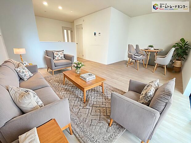 【リビング】≪Living room≫
ご家族との自然なコミュニケーションが生まれる対面キッチンを採用！暖かい光が降り注ぐ、温もりあふれるお住まいです☆
※家具をCGで加工しており、家具付き販売ではございません。