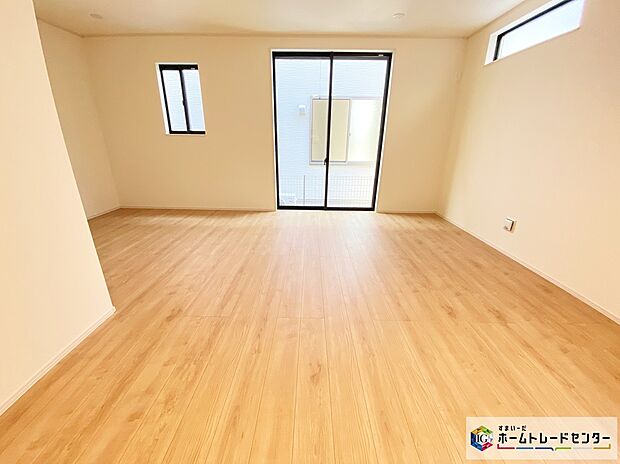 【リビング】≪Living room≫
暖かな雰囲気のＬＤＫはご家族が自然と集まる穏やかな暮らしがイメージできますね。明るいリビングで家族団らんの時間を楽しみましょう！！