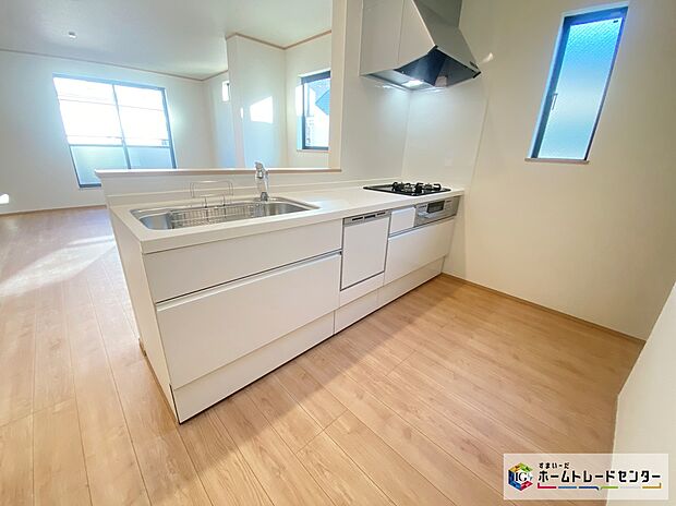 【キッチン】≪Kitchen≫
家事を手助けする食洗機付システムキッチン採用！対面式キッチンですので、お食事の準備をしながらご家族との会話を楽しめます♪