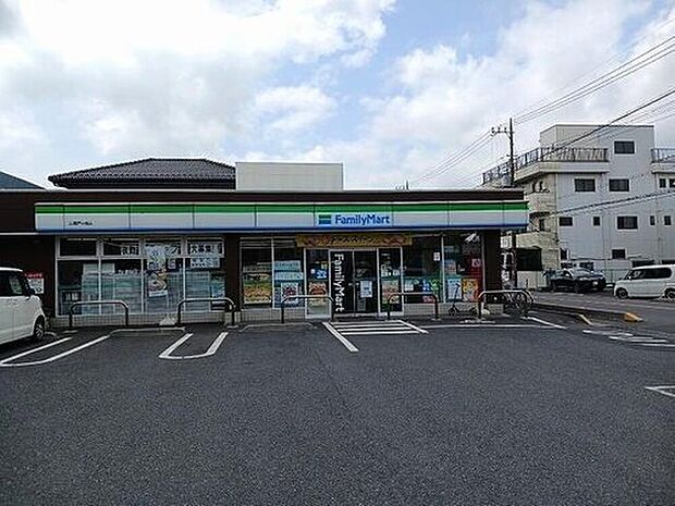 ファミリーマート三郷戸ヶ崎店（約300m）