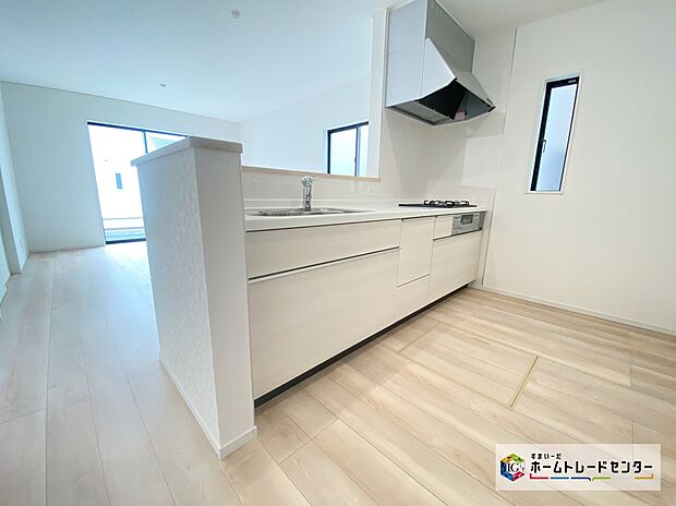 【キッチン】≪Kitchen≫
対面式キッチンですので、お食事の準備をしながらご家族との会話を楽しめます。
広々キッチンならお子様と一緒にお菓子作りやパーティ準備も楽しめる♪