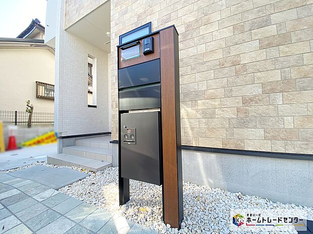 【宅配ボックス】≪Delivery box≫
今の時代にあると助かる「宅配ボックス」も完備しているので、不在時にも宅配便の受け取りを気にする煩わしさがありません♪