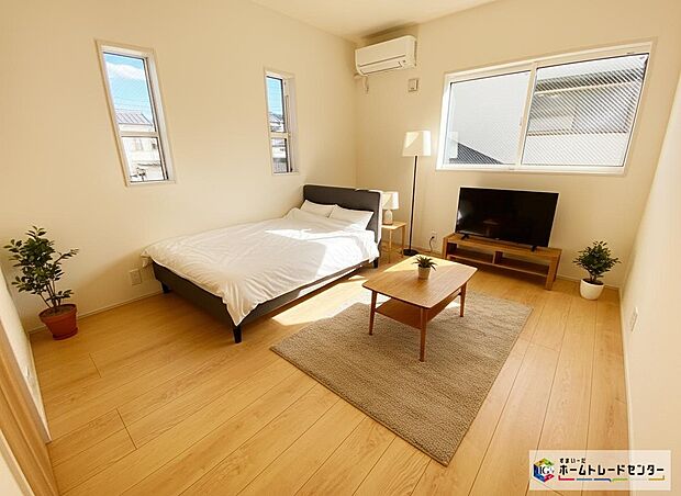 【居室】≪Room≫
採光良好な明るい室内。木の温もりがやさしいフローリングは安らぎをもたらすプライベート空間♪
※家具をCGで加工しています。家具付き販売ではございません。