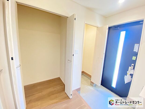 【玄関】≪Shoes in closet≫
玄関にはシューズインクローゼットとホール収納も完備♪お客様を迎える玄関をいつもスッキリさせられます♪