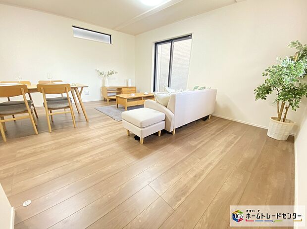 【リビング】≪Living room≫
暖かな雰囲気のＬＤＫはご家族が自然と集まる穏やかな暮らしがイメージできますね。明るいリビングで家族団らんの時間を楽しみましょう！！
