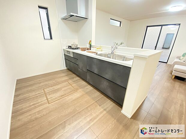 【キッチン】≪Kitchen≫
対面式キッチンですので、お食事の準備をしながらご家族との会話を楽しめます♪
広々キッチンならお子様と一緒にお菓子作りやパーティ準備も楽しめる！