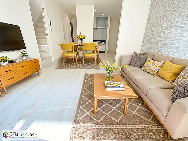 【リビング】≪Living room≫
道路からのプライバシーを確保しやすい「2階リビング」を採用。
ホームパーティに招きたくなる自慢の広々LDK♪
※家具をCGで加工しています。家具付き販売ではございません。