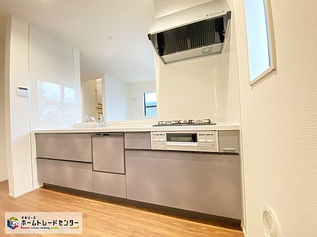 【キッチン】≪Kitchen≫
対面式キッチンからは、リビングにいるご家族の様子が一目で分かります。小さいお子様がいても安心です。