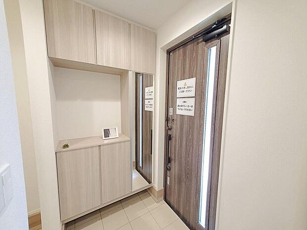 【玄関】コの字型の玄関収納を採用。多くの靴を収納できる上、飾り棚を利用して、お越しいただくお客様をおもてなしできます。