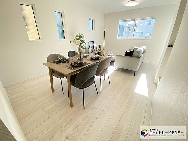 【リビング】≪Living room≫
自然光がたっぷり室内に降り注ぎ、居心地のよいリビング。ご家族の楽しい笑い声が聞こえてきそうです。ご家族でインテリアのレイアウトを考えるのも楽しそう♪