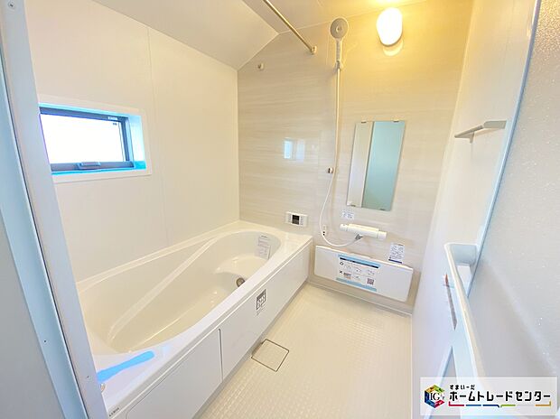 【浴室】≪Bathroom≫
1日の疲れた体を癒せるシステムバス。窓もあるので湿気もこもりません。雨の日のお洗濯も安心な「浴室乾燥機」つき♪