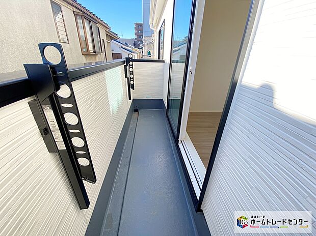 【バルコニー】≪Balcony≫
南側に設置されたバルコニー。心地よい春の陽射しや暖かな風を楽しむことが出来る。晴れた日にはたっぷりの洗濯物や布団を干せます！
