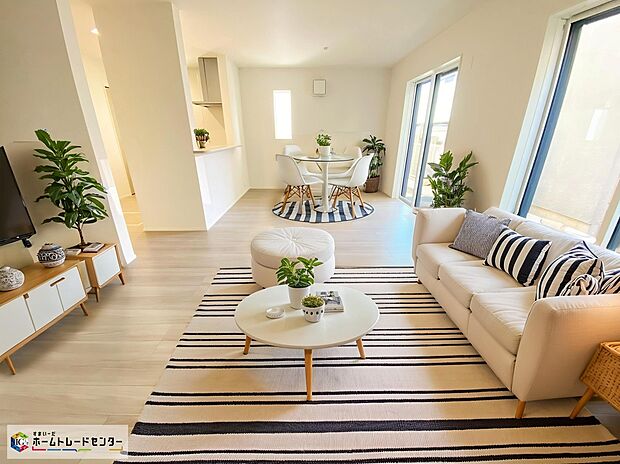 【リビング】≪Living room≫
開放的な雰囲気のリビング！南窓からは心地の良い陽が入ります。明るいリビングで家族団らんの時間を楽しみましょう♪
※家具をCGで加工しており、家具付き販売ではございません。
