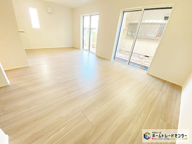 【リビング】≪Living room≫
自然光がたっぷり室内に降り注ぎ、居心地のよいリビング。ご家族の楽しい笑い声が聞こえてきそうです。ご家族でインテリアのレイアウトを考えるのも楽しそう♪