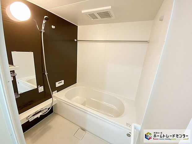 【浴室】≪Bathroom≫
毎日の疲れを癒す浴室は１坪タイプです。足を伸ばしてゆっくりとくつろげます。浴室乾燥機付きのバスルームとなっております♪