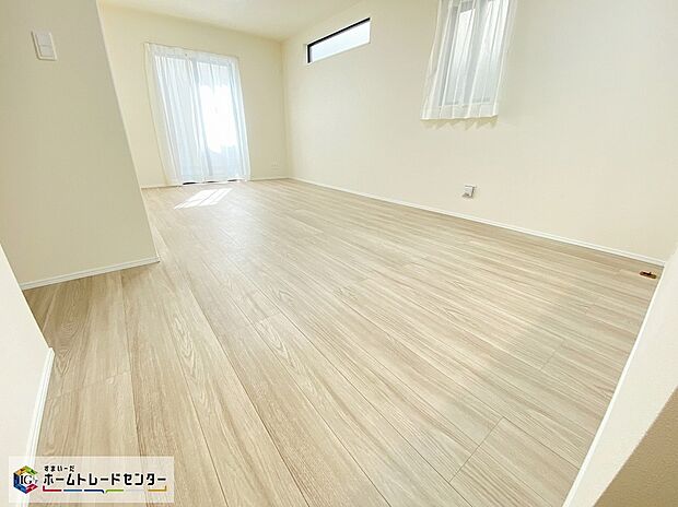 【リビング】≪Living room≫
広々とした開放感あふれるリビングです。ゆったり寛げる充分な広さがございますので、ご家族でインテリアのレイアウトを考えるのも楽しみになりそうです。