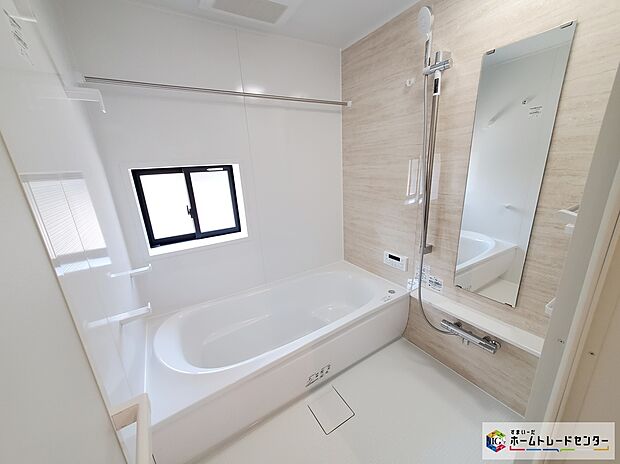 【浴室】≪Bathroom≫
窓付きのバスルームは、採光もあり明るく気持ちの良い空間です。窓があることで、換気環境も良好。掃除もスムーズに出来ます。浴室乾燥機付き♪