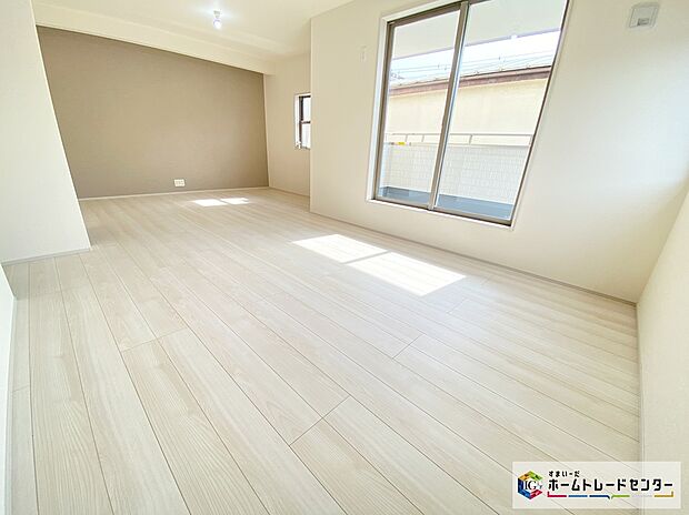 【リビング】≪Living room≫
ホームパーティに招きたくなる自慢の広々LDK。伸びやかな子育てや、にぎやかなふれあいの日々を存分に楽しんでください♪