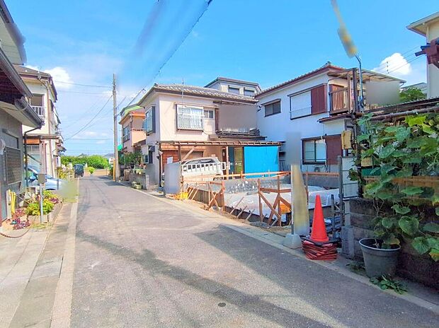 【前面道路含む現地写真】≪内覧以外にも資金計画やライフプランに寄り添ったご提案をいたします♪≫
小学校まで徒歩11分の立地！お子様も無理なく通える距離です♪