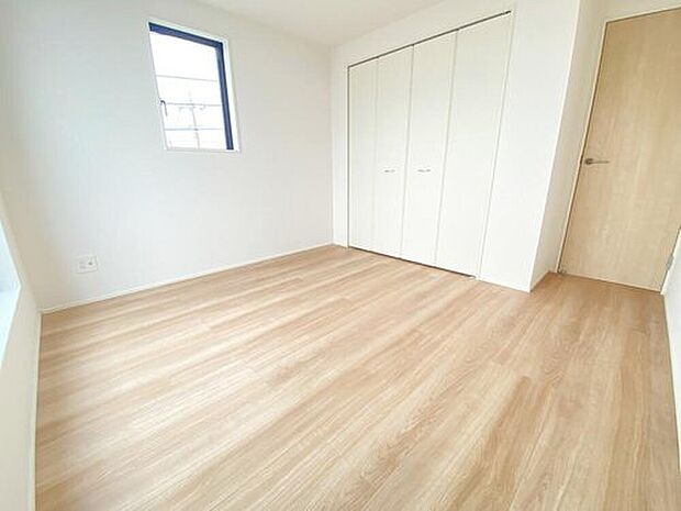 【リビング以外の居室】居室に完備の収納は、お部屋を広々使うことが出来る優れもの。大切な思い出の品や、「今は使わない」季節ものを大切に保管。スッキリ綺麗なお部屋で、趣味の時間も更に充実。