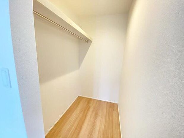 【収納】収納力豊富なウォークインクローゼットを設置。洋服や小物類など、目的に応じてすっきり美しい収納を実現します。