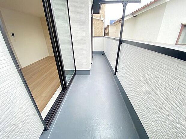 【バルコニー】広々としたバルコニーはシーツなど大きな洗濯物もらくらく干せて快適です。バルコニーは2箇所あるので、洗濯用とガーデンニング用など用途を分けてお楽しみいただけます。