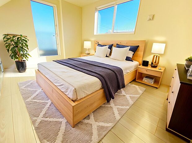 【居室】≪Room≫
１階と３階の両方にお部屋があるので１階を客室や物置として使ったり、家族で居住スペースを分けるなど、ライフスタイルに合わせて使い分けていただけます。