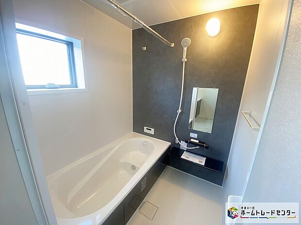 【浴室】≪Bathroom≫
１日の疲れた体を癒せるシステムバス。窓もあるので湿気もこもりません。雨の日のお洗濯も安心な「浴室乾燥機」つき♪