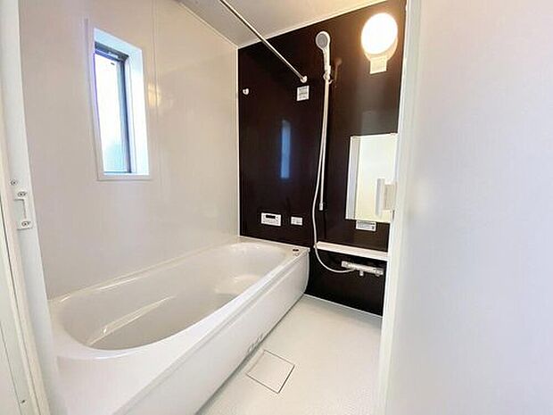 【浴室】半身浴もできる広々とした湯船があり、朝日を浴びながらの入浴も気持ちよさそう。浴室乾燥機付きのバスルームとなっております♪