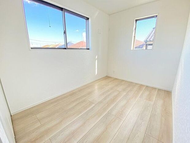 【リビング以外の居室】お陽さまの光をさわやかな風をたっぷりとりこめます。室内はいつも明るい印象なので気持ちの良い朝を迎えられます。毎日の生活も明るくなりそう♪