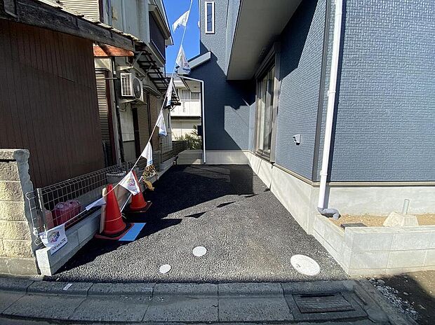 【その他】駐車スペースはアスファルト舗装となっているため水はけがよく、雨の日でも足元を気にせず乗り降りできます！