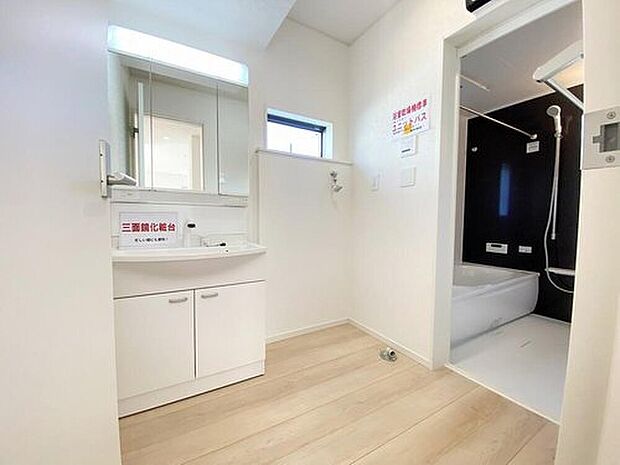 【洗面台・洗面所】女性にはうれしい３面鏡化粧台。鏡の裏が収納になっている機能的なタイプです。