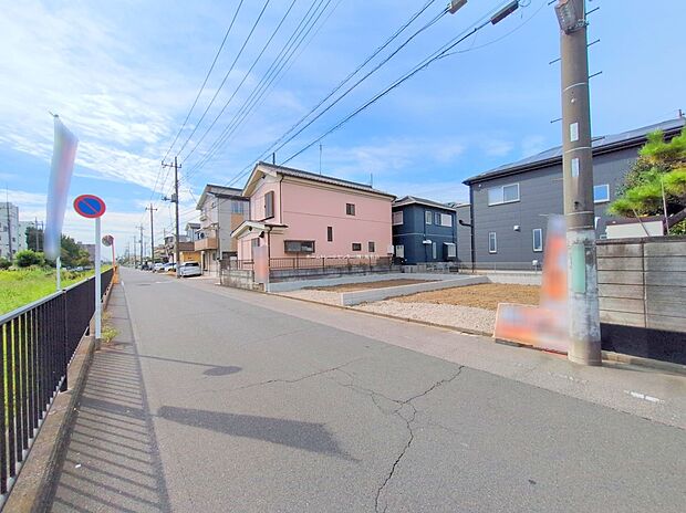 【【前面道路含む現地写真】】≪見学予約ができます！≫
平日・土日祝日やお仕事帰りなどお客様のご都合に合わせて、営業スタッフが誠心誠意真心込めて御対応してます♪