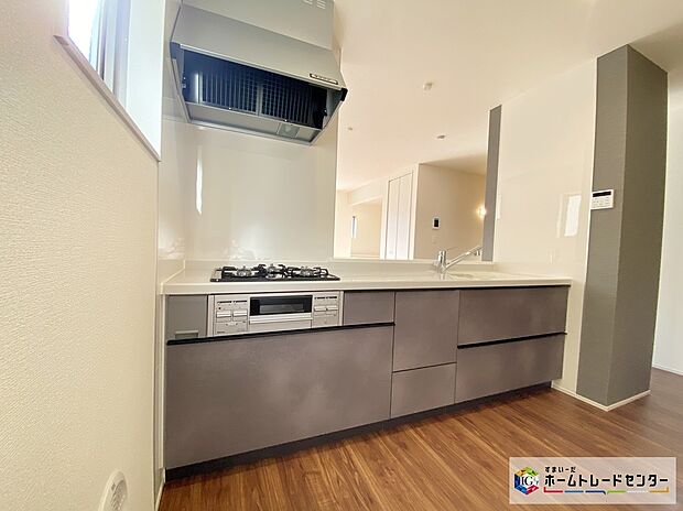 【キッチン】≪Kitchen≫
対面式キッチンからは、リビングにいるご家族の様子が一目で分かります。小さいお子様がいても安心です。