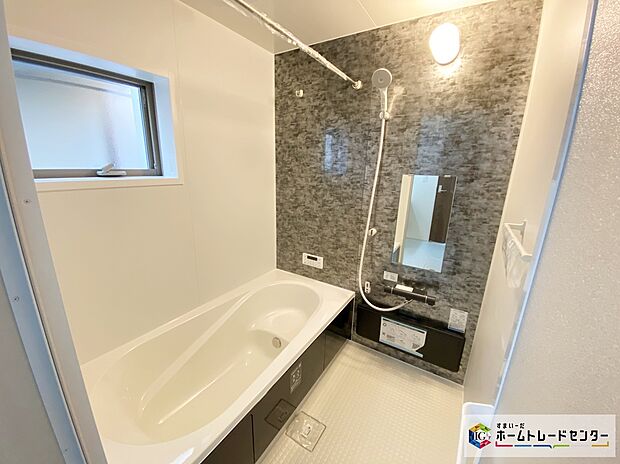 【浴室】≪Bathroom≫
１日の疲れた体を癒せるシステムバス。窓もあるので湿気もこもりません。雨の日のお洗濯も安心な「浴室乾燥機」つき♪